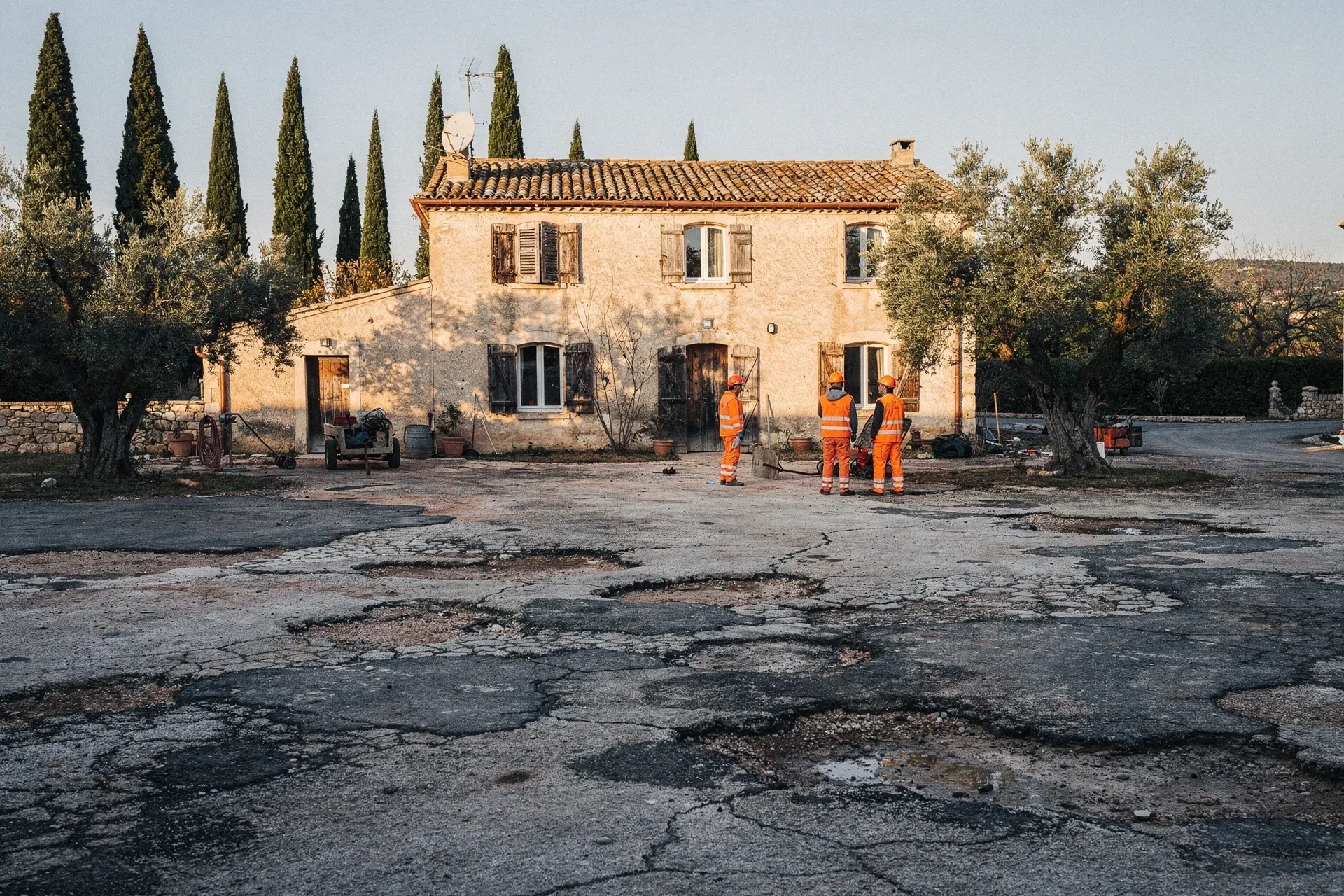 Avant — Goudronnage d'une cour de maison
